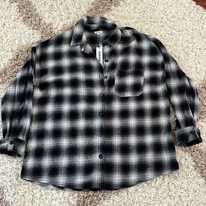GARAGE WHITE & BLACK PLAID BUTTON UP!
